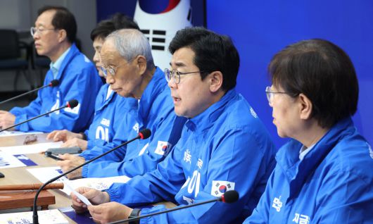 박찬대 진짜대한민국 중앙선거대책위원회 상임총괄선거대책위원장이 2일 서울 여의도 더불어민주당 중앙당사에서 열린 중앙선거대책위원회의에서 발언을 하고 있다. 뉴시스