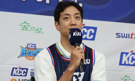 부산 KCC 이지스로 이적한 허훈이 5월 29일 서울 강남구 KBL센터에서 열린 입단식에서 질문에 답하고 있다. 뉴시스