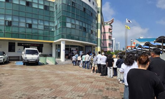 3일 오전 제주시 연동 제8투표소가 마련된 한라초등학교 시청각실 앞에 투표 행렬이 길게 늘어서 있다.