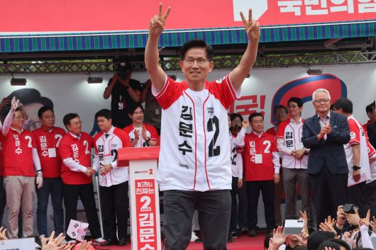 국민의힘 김문수 대선 후보가 제21대 대통령선거 선거일을 하루 앞둔 2일 부산역에서 시민들에게 지지를 호소하고 있다. 공동취재