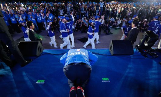 이재명 더불어민주당 대선후보가 2일 오후 서울 영등포구 여의도공원 문화의마당에서 열린 집중유세에서 큰절을 하고 있다. 공동취재
