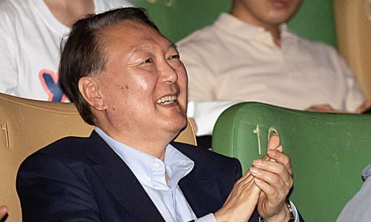 윤석열 전 대통령이 지난달 21일 오전 서울 중구 메가박스 동대문점에서 다큐멘터리 영화 ‘부정선거, 신의 작품인가’ 관람을 마친 뒤 박수치고 있다. 뉴시스