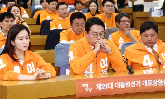 천하람 개혁신당 상임선대위원장을 비롯한 지도부가 3일 서울 여의도 국회 의원회관에 마련된 제21대 대통령선거 개표상황실에서 이준석 후보에 대한 7%대 출구조사 예측 결과가 발표되자 굳은 표정을 하고 있다. 뉴스1