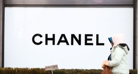 지난 1월 8일 서울 시내 한 샤넬 매장 앞으로 시민이 지나고 있다. 뉴시스
