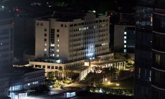 3일 밤 서울 용산구 대통령실에 불이 켜져 있다. 이재명 대통령 당선인은 청와대를 보수할 때까지 용산 집무실을 당분간 사용한다고 밝힌 바 있다. 이재문 기자