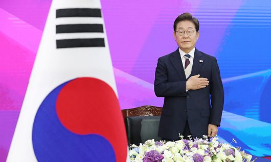 이재명 대통령이 4일 서울 여의도 국회에서 열린 제21대 대통령 취임선서식에서 국기에 경례하고 있다. 국회사진기자단