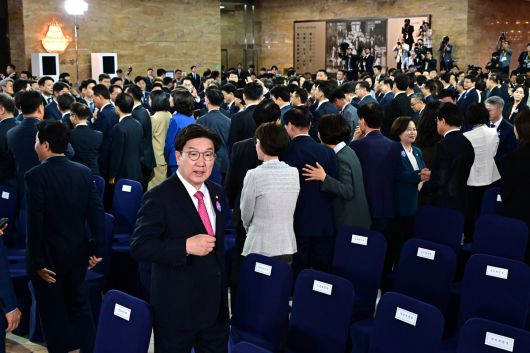 국민의힘 권성동 원내대표가 4일 서울 여의도 국회에서 열린 제21대 대통령 취임선서식 후 이석하고 있다. 연합뉴스