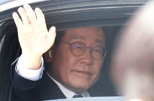 이재명 대통령이 4일 오후 서울 여의도 국회에서 제21대 대통령 취임선서식을 마치고 용산 대통령실로 이동하며 차 안에서 시민들에게 손 인사를 하고 있다. 뉴시스