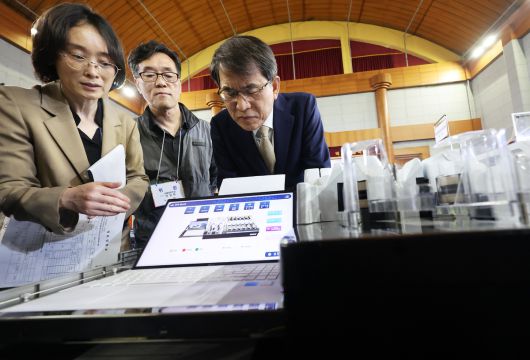 노태악 중앙선거관리위원장이 2일 경기도 안양시 덕천초등학교 체육관에 마련된 제21대 대통령선거 개표소를 찾아 점검하고 있다. 안양=연합뉴스