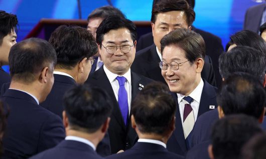 이재명 대통령이 4일 서울 여의도 국회 본청 로텐더홀에서 제21대 대통령 취임 선서를 마친 뒤 권성동 국민의힘 원내대표와 악수하고 있다. 뉴스1