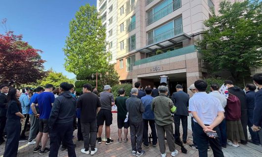 4일 인천 계양구에 있는 이재명 대통령의 사저 앞에 지지자들이 이 대통령 부부가 나오기를 기다리고 있다. 최경림 기자