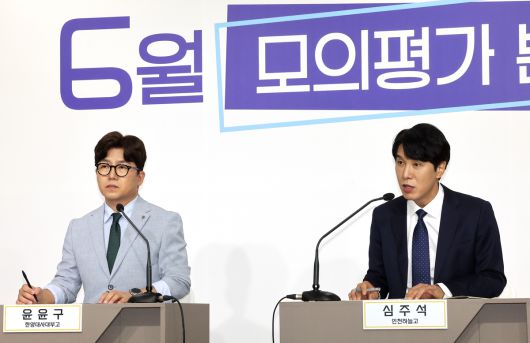 EBS 수학 대표 강사인 심주석 인천하늘고 교사(오른쪽)가 4일 정부세종청사 교육부 브리핑룸에서 6월 모의평가 수학영역 출제경향을 설명하고 있다. 세종=연합뉴스