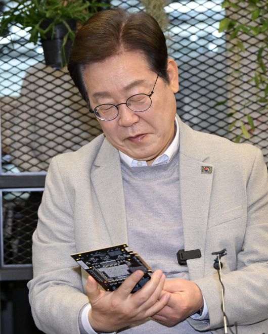 선거 운동 기간이던 지난달 당시 더불어민주당 이재명 대선 예비후보가 서울 강남구 퓨리오사AI에서 신경망처리장치(NPU) 칩을 살펴 보고 있다. 시장은 이재명 대통령 당선으로 AI 투자 확대를 기대하고 있다. 뉴스1