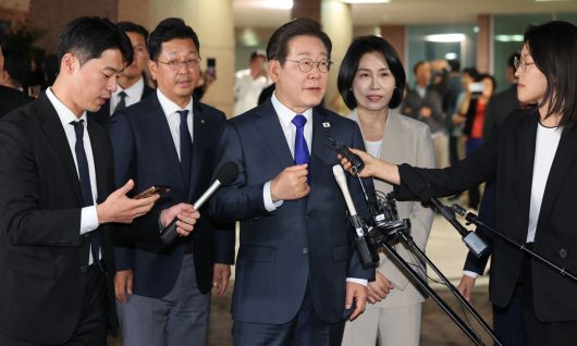 이재명 대통령 당선인이 3일 밤 당선이 확실시된 가운데 인천 계양구 자택에서 나와 소감을 밝히고 있다. 뉴스1