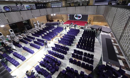 취임식 열릴 로텐더홀 제21대 대통령선거 당일인 3일 서울 여의도 국회 로텐더홀에서 국회 직원들이 대통령 취임식을 준비하고 있다. 취임식은 4일 오전 진행된다. 이재문 기자