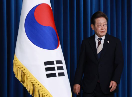 이재명 대통령이 4일 서울 용산 대통령실 청사에서 열린 인사브리핑에 입장하고 있다.   연합뉴스