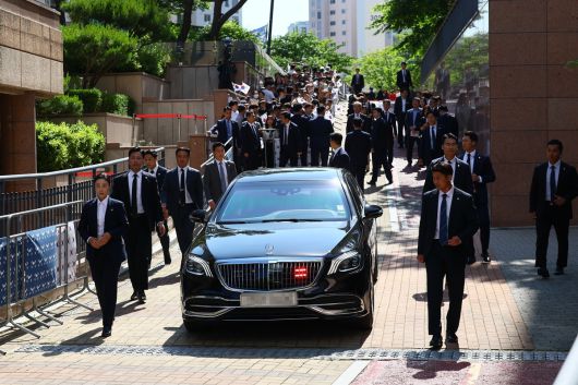 이재명 대통령이 4일 인천 계양구 사저에서 차량에 탑승해 이동하고 있다. 대통령실통신사진기자단
