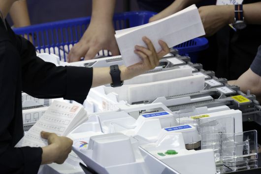 제21대 대통령 선거일인 3일 오후 서울 중구구민회관에 마련된 개표소에서 개표 작업이 진행되고 있다. 뉴시스