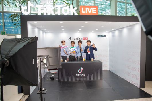 지난달 28~30일 제주국제컨벤션센터에서 열린 ‘2025 제주 평화와 번영 포럼’ 현장 내 ‘틱톡라이브’ 부스에서 보컬 그룹 ‘플레이리스트’와 오영훈 제주도지사(사진 오른쪽)가 함께 실시간 라이브 방송을 진행하고 있다. 틱톡 제공