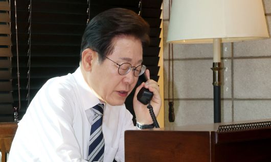 이재명 대통령이 4일 인천 계양구 사저에서 김명수 합동참모본부 의장과 통화하며 군 통수권 이양 보고를 받고 있다. 대통령실통신사진기자단