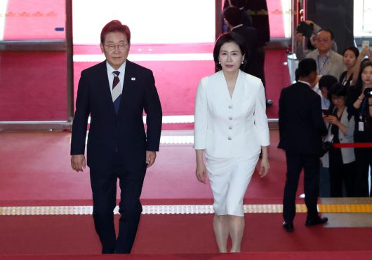 이재명 대통령(왼쪽)과 김혜경 여사가 4일 서울 여의도 국회 로텐더홀에서 열린 취임선서에 입장하고 있다. 뉴스1