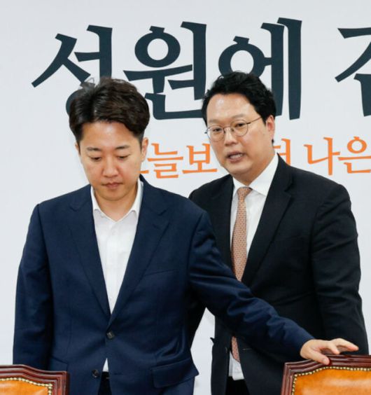 개혁신당 이준석 의원(왼쪽)과 천하람 당대표 권한대행 겸 원내대표가 5일 국회에서 열린 선거대책본부 해단식에 입장하고 있다. 뉴스1