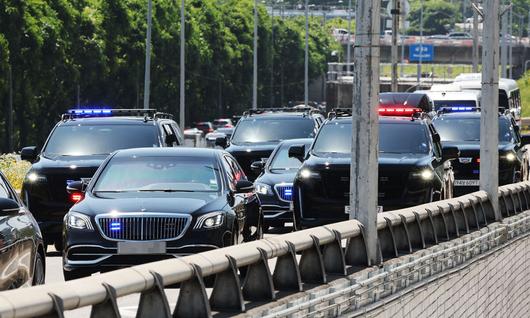 이재명 대통령이 4일 제21대 대통령 취임 선서를 하기 위해 차량을 타고 서울 여의도 국회로 이동하고 있다. 뉴스1
