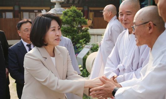 김혜경 여사가 제21대 대선 선거운동 기간이었던 지난 5월 27일 오후 충북 청주시 용화사를 방문해 스님들과 인사를 나누고 있다. 뉴시스