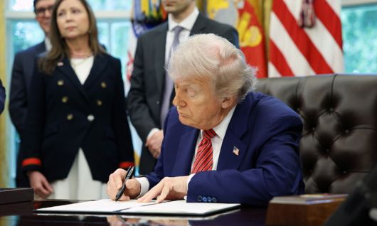 도널드 트럼프 미국 대통령은 3일(현지시간) 미국으로 수입되는 외국산 철강·알루미늄 제품에 대한 관세율을 25%에서 50%로 인상하는 포고문에 서명했다. EPA연합뉴스