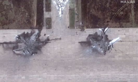 드론 공격에 파괴된 러 전략폭격기 잔해 4일 러시아 이르쿠츠크주 벨라야 공군기지에 사흘 전 우크라이나의 드론 공격으로 파괴된 장거리 전략폭격기 투폴레프(TU)-95의 잔해가 활주로에 널려 있다. 이르쿠츠크=로이터연합뉴스