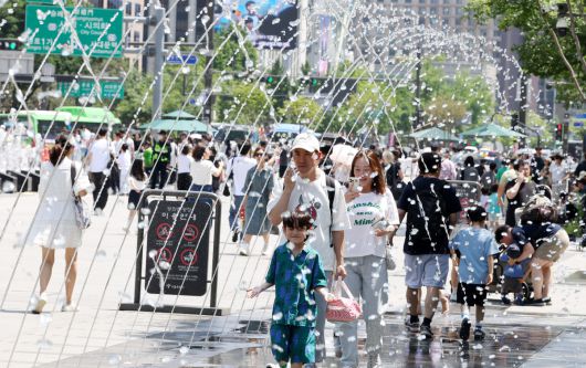 서울 낮 최고기온이 28도까지 올라 무더운 날씨를 보인 6일 서울 종로구 광화문광장 터널분수에서 시민들이 더위를 식히고 있다.  이제원 선임기자