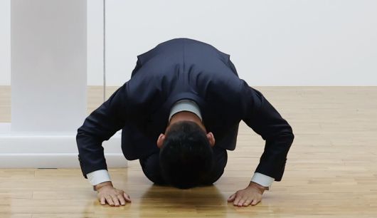 국민의힘 김문수 전 대선 후보가 4일 서울 여의도 중앙당사에서 열린 제21대 대통령선거 국민의힘 중앙선거대책위원회 해단식에서 발언 도중 절을 하고 있다. 연합뉴스