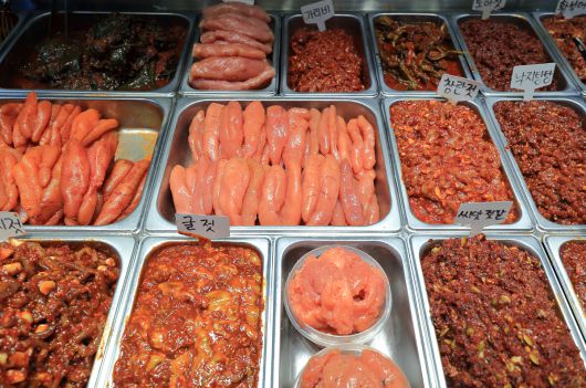 시장에서 판매 중인 젓갈. 게티이미지뱅크