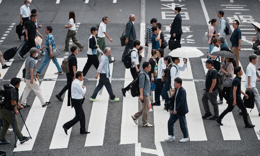 지난 4일 일본 도쿄의 한 상점가에서 사람들이 횡단보도를 건너고 있다. AP연합뉴스