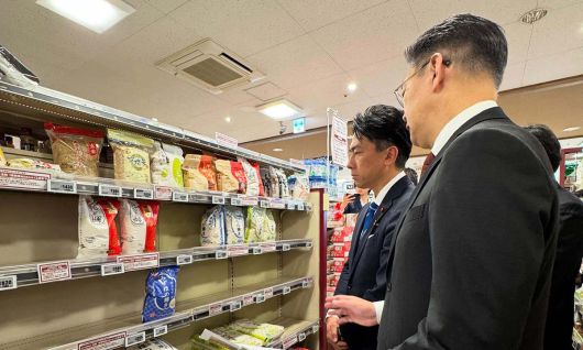 고이즈미 신지로 일본 농림수산상(왼쪽)이 취임 사흘째인 지난 5월 23일 도쿄 시내의 한 슈퍼마켓을 찾아 쌀 판매대 앞에서 쌀 수급 현황 등에 대한 설명을 듣고 있다. 전례없는 쌀값 상승으로 가계 부담이 커지는 상황이다. 고이즈미 농림수산상 페이스북 캡처