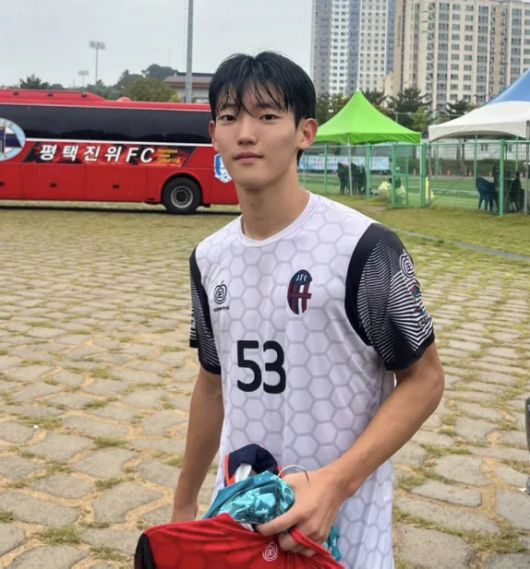 송지욱 군이 고등학교 축구부에서 활동하고 있다. 인스타그램 캡처.