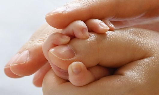 한 산모가 아기를 돌보고 있다. 뉴시스