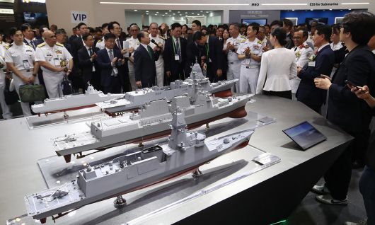 부산 해운대구 벡스코 제1전시장에서 지난달 28일 열린 ‘2025 국제해양방위산업전(MADEX)’에서 참가자들이 HD현대중공업 부스에 있는 최신형 호위함 모형을 보면서 설명을 듣고 있다. 부산=뉴스1