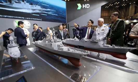 부산 해운대구 벡스코 제1전시장에서 지난달 28일 열린 ‘2025 국제해양방위산업전(MADEX)’에서 참가자들이 HD현대중공업 부스에 있는 최신형 호위함 등을 보고 있다. 부산=뉴스1