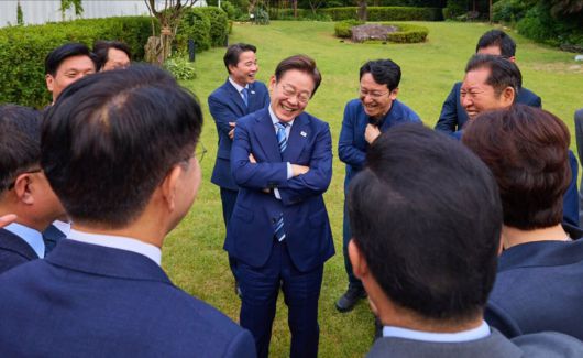 이재명 대통령이 7일 서울 한남동 관저에서 만찬에 참석한 더불어민주당 1·2기 지도부 등 의원들과 대화하고 있다. 이재명 대통령 SNS 캡처. 뉴스1