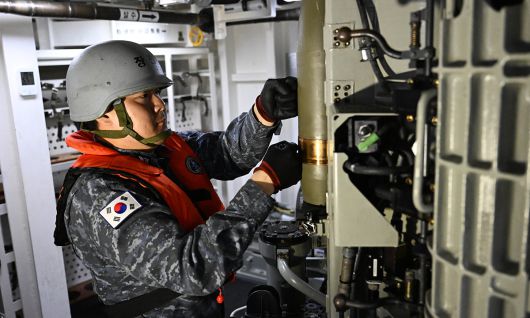 해상기동훈련에서 승조원이 대전함(FFG-II, 3100t) 실사격 훈련을 위해 함포탄을 장전하고 있다. 세계일보 자료사진