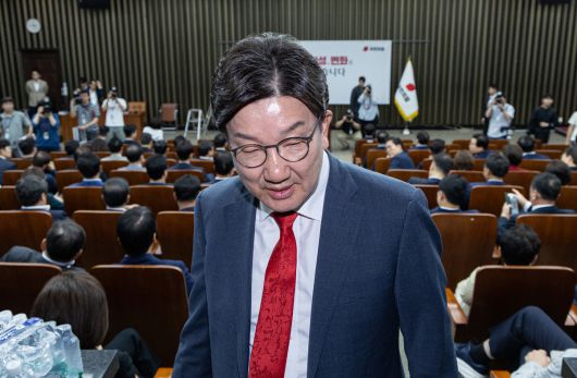 사퇴를 표명한 권성동 국민의힘 원내대표가 9일 서울 여의도 국회에서 열린 의원총회가 비공개로 전환되자 회의장을 나서고 있다. 뉴스1