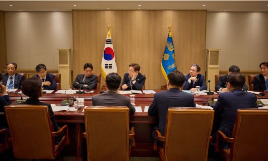 발언하는 李대통령 이재명 대통령이 9일 서울 용산 대통령실에서 열린 제2차 비상경제점검 태스크포스 회의에서 발언하고 있다. 이 대통령은 이날 회의에서 당국자들에 물가 등 민생경제현안에 대한 대응을 주문했고, 추가경정예산의 규모와 방향성에 대해서도 논의했다.   대통령실 제공