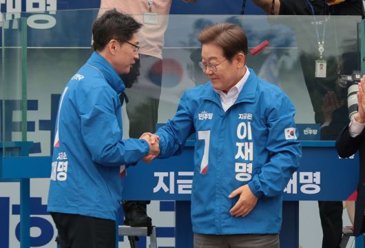 제21대 대통령선거 공식 선거운동 당시 더불어민주당 이재명 대선 후보가 지난달 22일 경남 양산시 양산워터파크공원에서 열린 집중 유세에서 김경수 총괄선대위원장과 악수하고 있다. 공동취재
