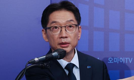 제21대 대통령선거 더불어민주당 경선 후보였던 김경수 전 경남지사가 지난 4월 23일 서울 여의도 오마이TV 스튜디오에서 열린 오마이TV 초청 토론회에서 발언을 하고 있다. 국회사진기자단