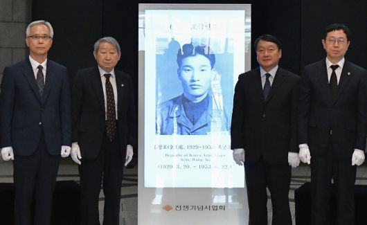 지난 5일 서울 용산 전쟁기념관에서 열린 ‘6월의 호국 인물’ 김왕호 소령 현양 행사 참석자들이 기념촬영을 하고 있다. 왼쪽부터 양동학 전쟁기념사업회 사무총장, 정경조 이북5도위원장(평남지사 겸직), 이강덕 KBS N 사장, 전종호 서울지방보훈청장. 전쟁기념사업회 제공