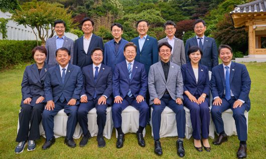 이재명 대통령이 지난 7일 서울 한남동 대통령 관저에서 열린 더불어민주당 지도부 초청 만찬에서 참석한 민주당 지도부와 기념촬영하고 있다. 대통령실 제공