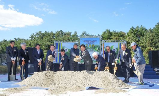 2022년 10월 제주시 구좌읍 제주환경자원순환센터에서 ‘제주환경자원순환센터 주민편익시설 설치사업 기공식’이 열리고 있다. 주민편익시설은 연면적 4144㎡, 지하 1층·지상 2층 규모로 수영장과 유아풀, 사우나, 찜질방, 체련 단련실, 키즈카페, 게이트볼장, 휴게공간 등이 조성됐다. 제주도 제공