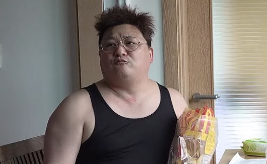 개그맨 윤정수가 반복된 다이어트 실패로 인한 건강 문제를 고백하며 심각한 몸 상태를 공개했다. 유튜브 채널 ‘쥬비스다이어트JUVIS’ 캡처