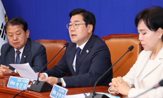 더불어민주당 박찬대 대표 직무대행 겸 원내대표가 9일 서울 여의도 국회에서 열린 최고위원회의에서 발언하고 있다. 연합뉴스